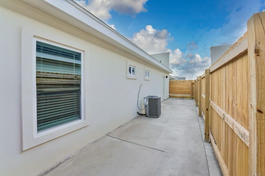Building Photo - 200 Lauryn Dr