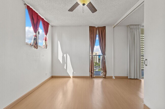 Building Photo - Corner 1BR in Waikiki - Diamond Head Views, All Utilities Included