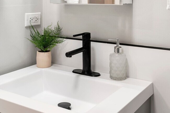 Building Photo - 2207 W 18th St