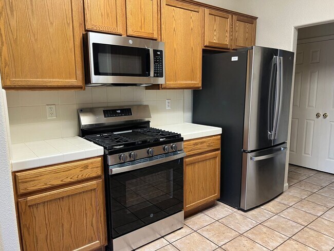 Building Photo - *** MOVE IN SPECIAL - $500.00 OFF FIRST MONTHS RENT***