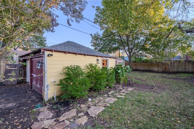 Building Photo - Updated Historically Charming Bungalow walking distance to Greenville Ave