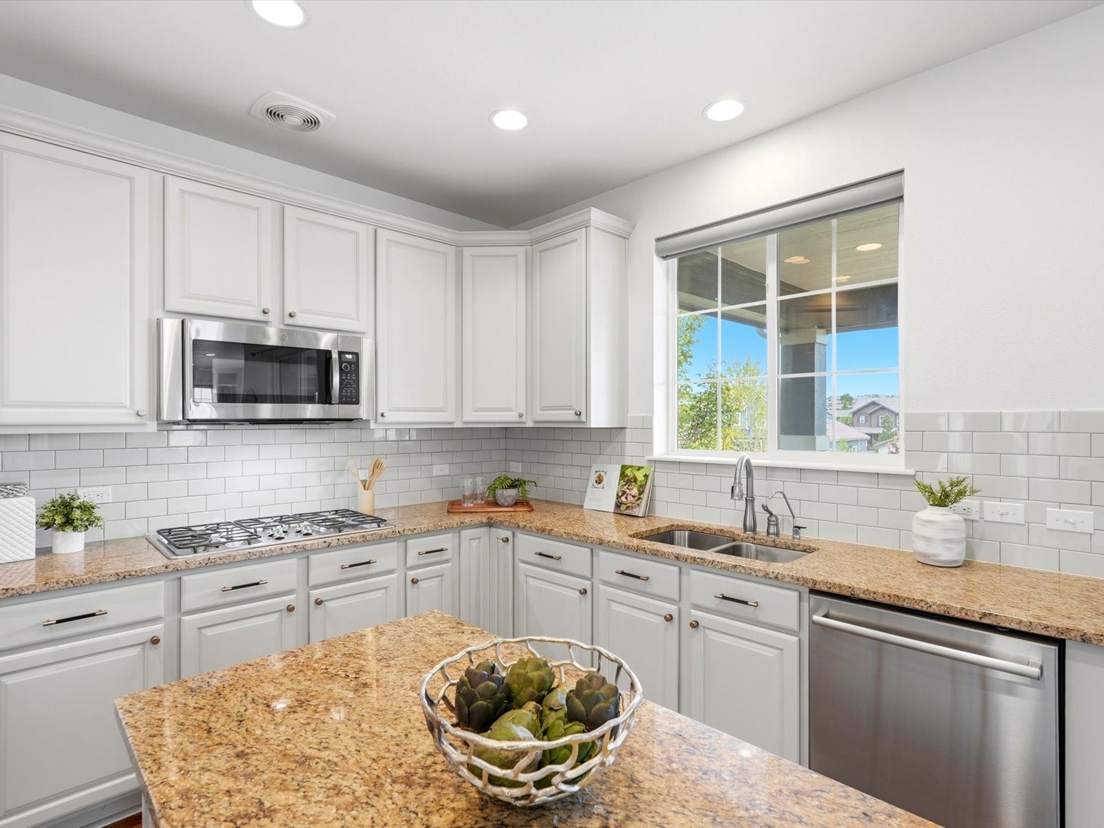 Building Photo - 690 Tiger Lily Way