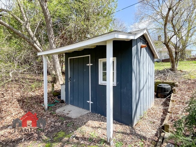 Building Photo - 910 Pine Ridge Dr