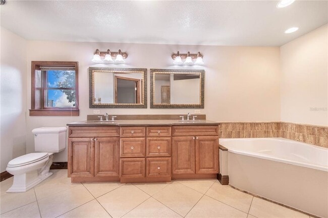Building Photo - 7740 Lake Hatchineha Rd