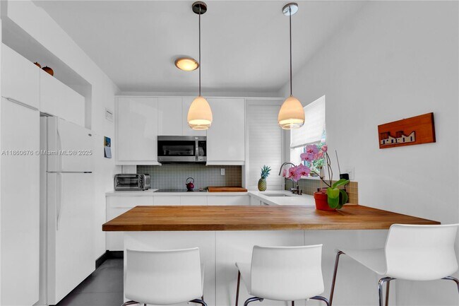 Building Photo - 5450 SW 76th St