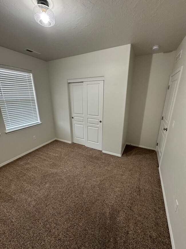 Building Photo - Charming 3-bedroom, 2-bathroom home locate...