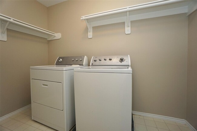 Building Photo - Location, Location! A Must-See Midtown Gem!