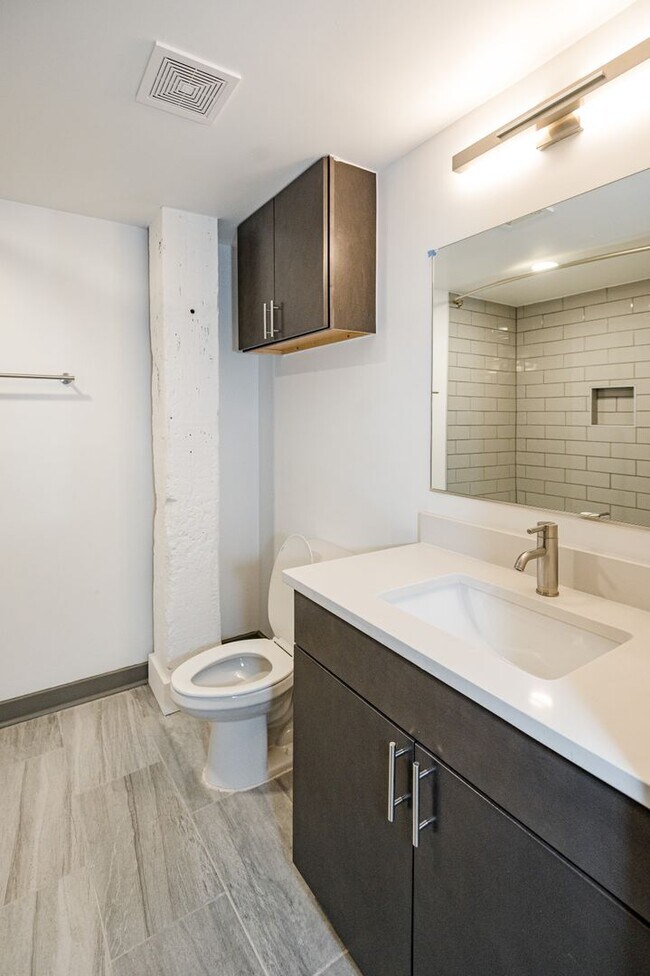 Building Photo - Downstairs Flat by Bike Rack with Washer & Dryer