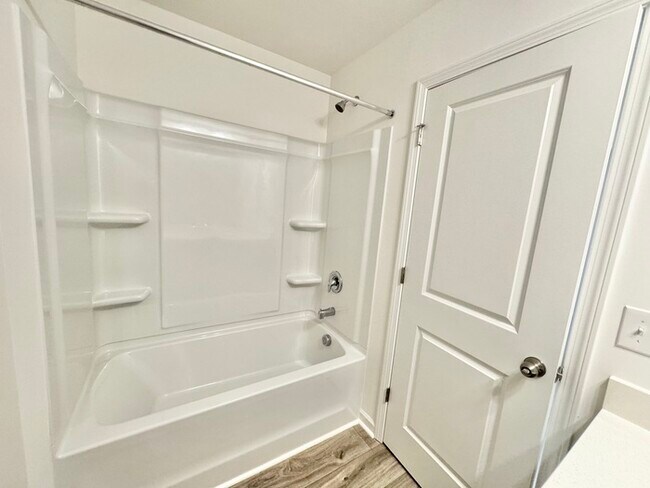 Building Photo - 3 br 2.5 ba townhome with 1 car garage Nea...