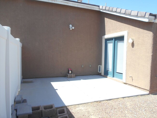 Building Photo - Gated Townhouse in the Heart of North Las ...