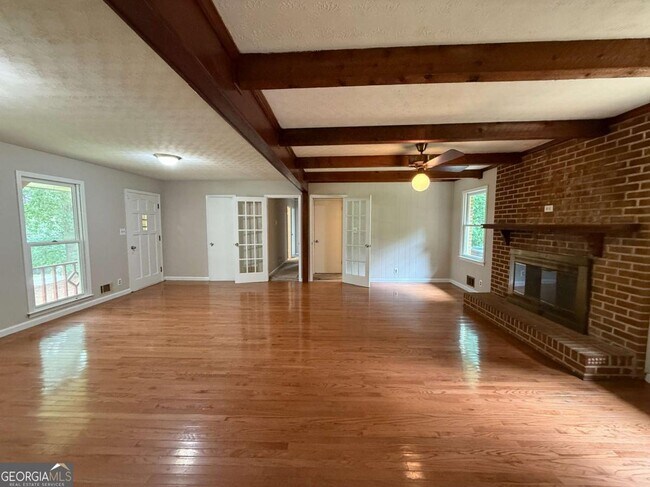 Building Photo - 3155 Oak Dr