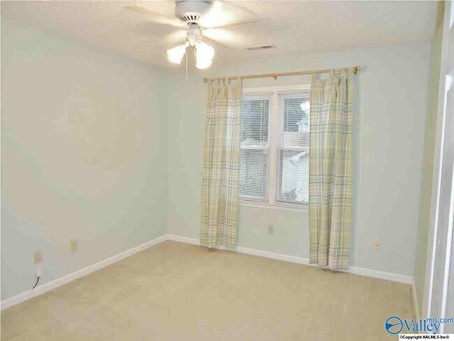 Building Photo - 722 Highland Dr