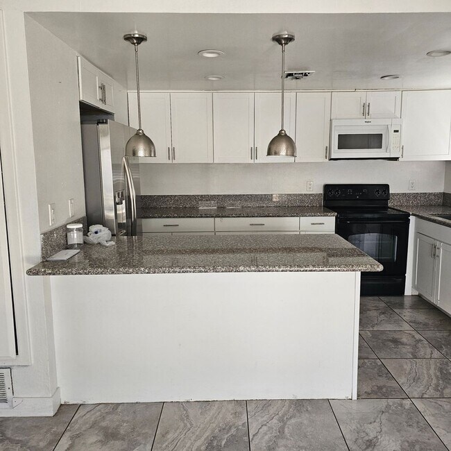 Building Photo - Upgraded 5-Bedroom Home with Open Floor Plan & Large Lot!