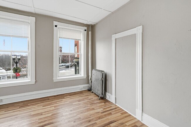 Building Photo - Your Hudson Home Awaits – 2 Bedrooms, Free Application, Pet Friendly