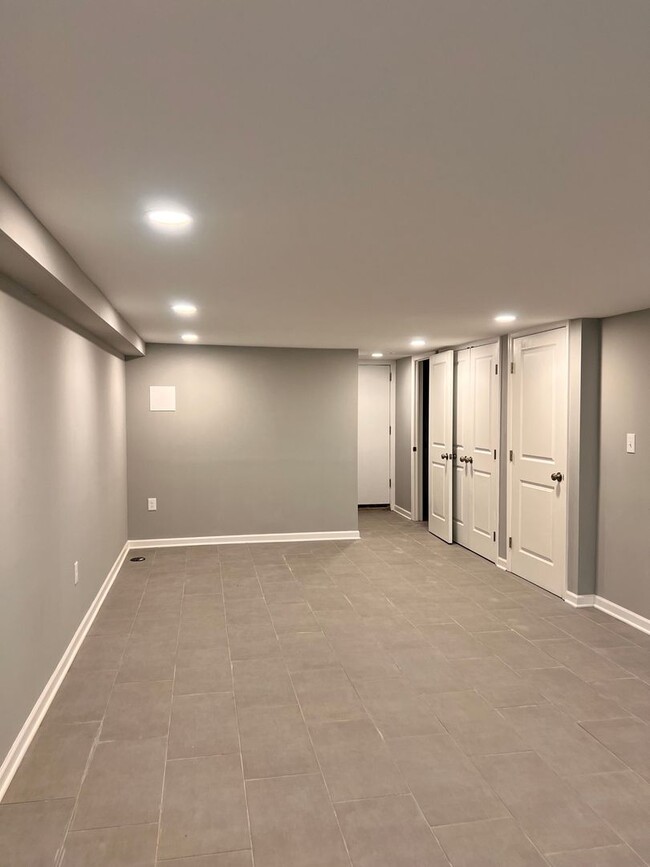 Building Photo - 3 BEDROOM TOWNHOME **VOUCHERS ONLY**