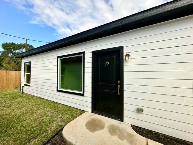 Building Photo - 11559 Persimmon St