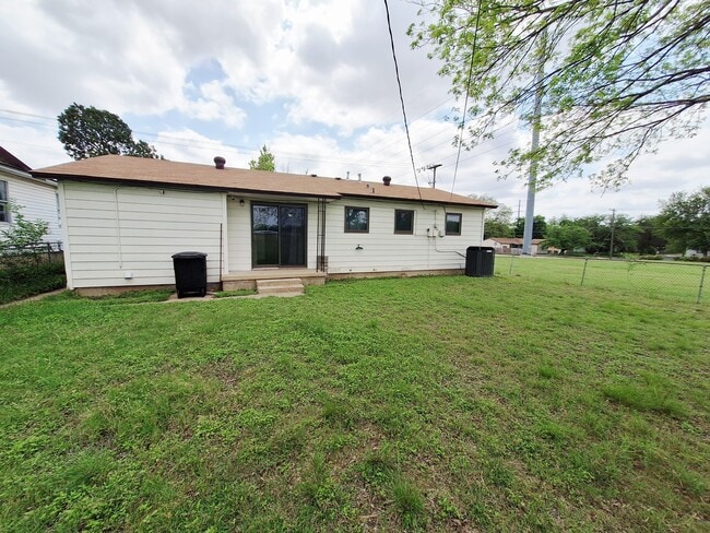 Building Photo - 907 Jefferis Ave