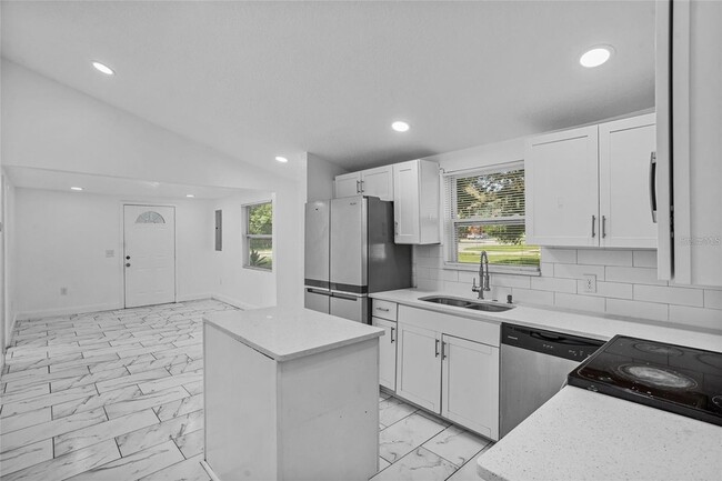 Building Photo - 906 Celery Ave