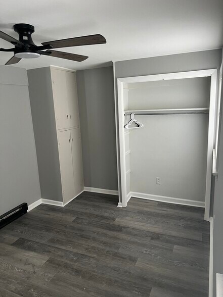 Building Photo - 5040 W Lake Rd