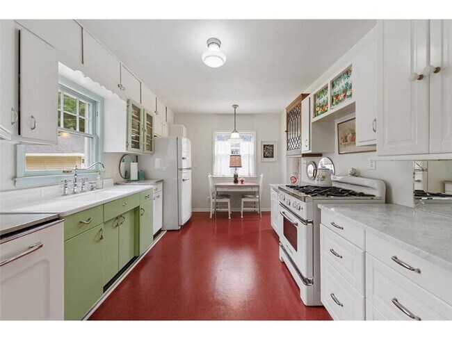 Building Photo - 809 1st St W