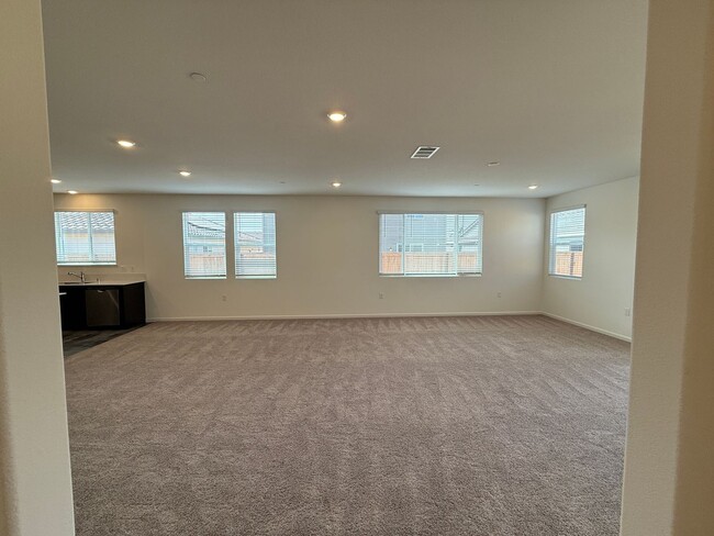 Building Photo - Brand NEW single story home in Hughson!