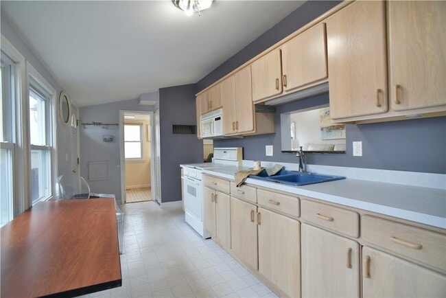 Building Photo - 2331 Edgemere Dr