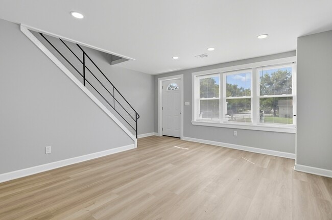 Building Photo - 2445 Harriet Ave