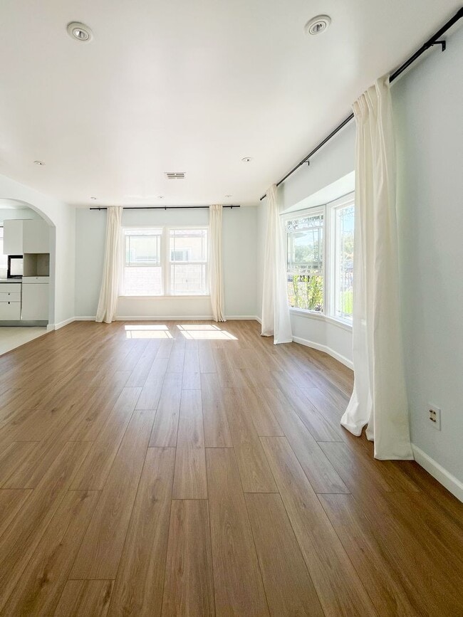 Building Photo - Charming Stand-Alone Home