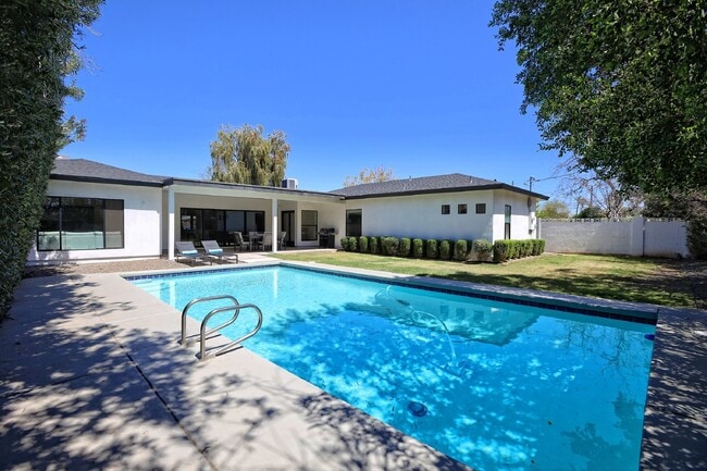 Building Photo - Beautifully furnished Arcadia Lite Rental Home!