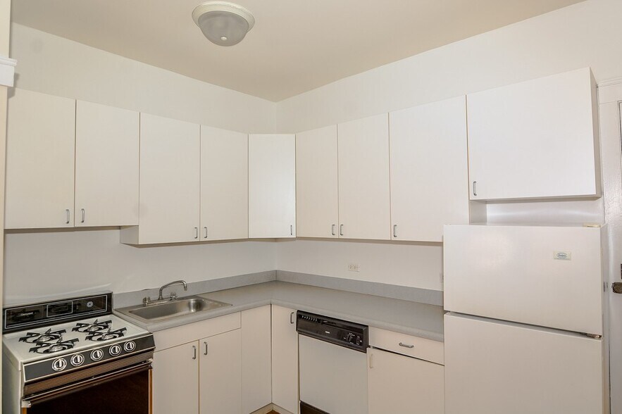 Building Photo - 821 W Waveland Ave