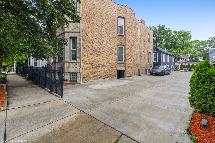 Parking avaialble +$50/month - 1729 N Campbell Ave