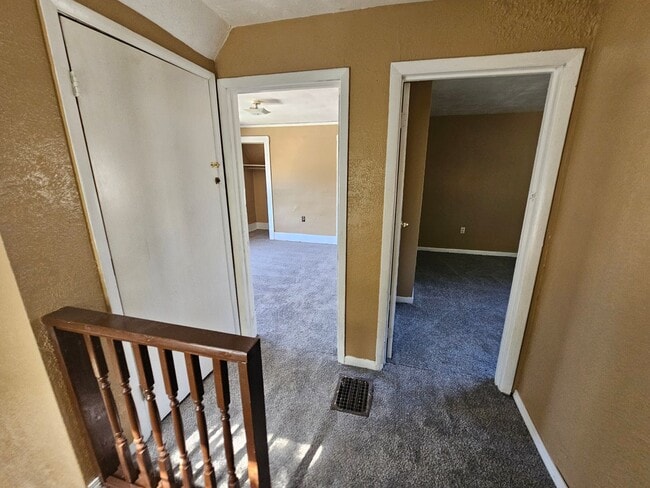 Building Photo - 3 bedroom home with fenced yard