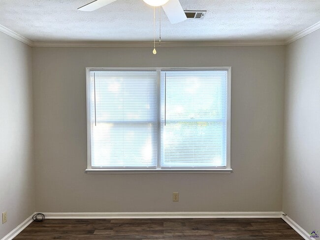 Building Photo - 122 N Springs Ct