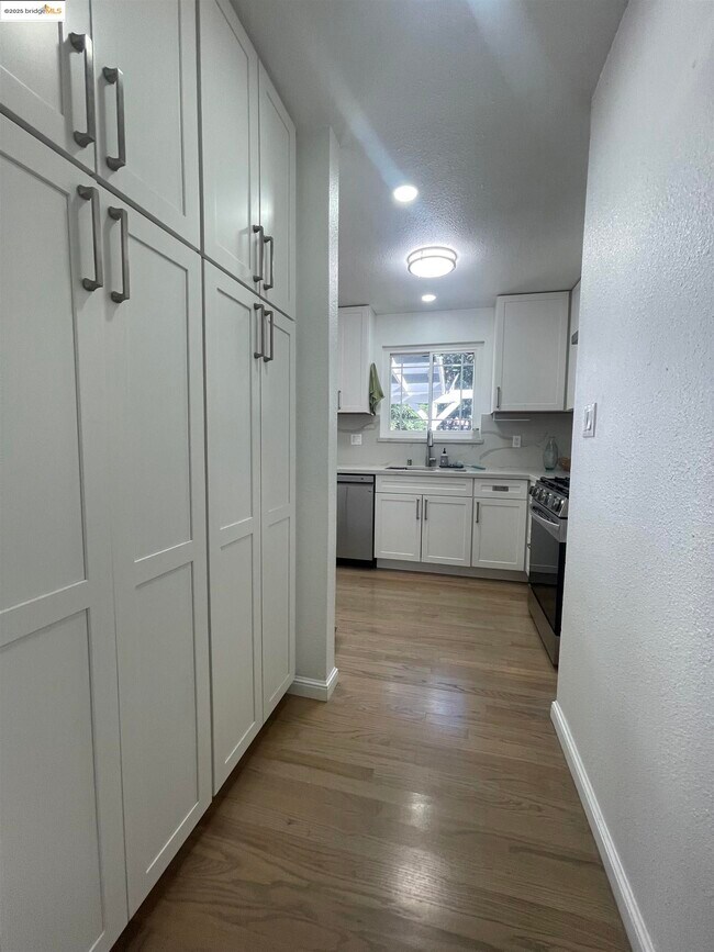 Building Photo - 1248 Hale Dr