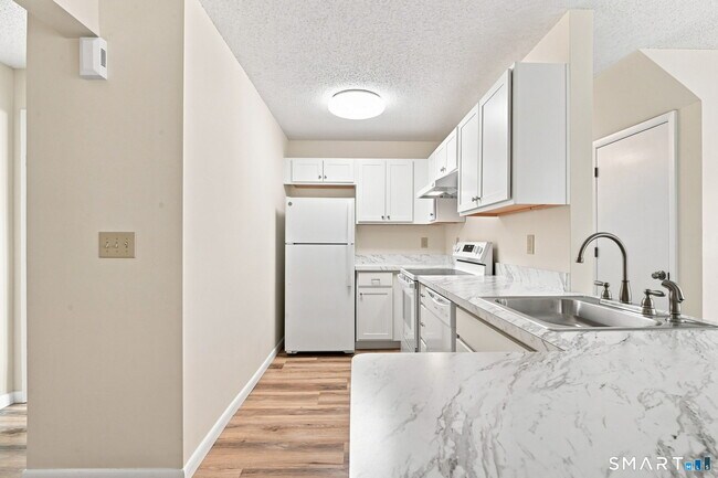 Building Photo - 44 Tolland Ave
