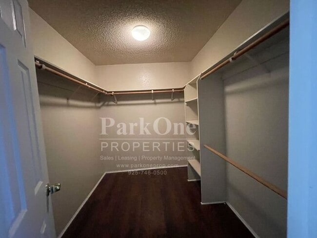 Building Photo - Spacious Town house in Pleasant Hill Now Available!