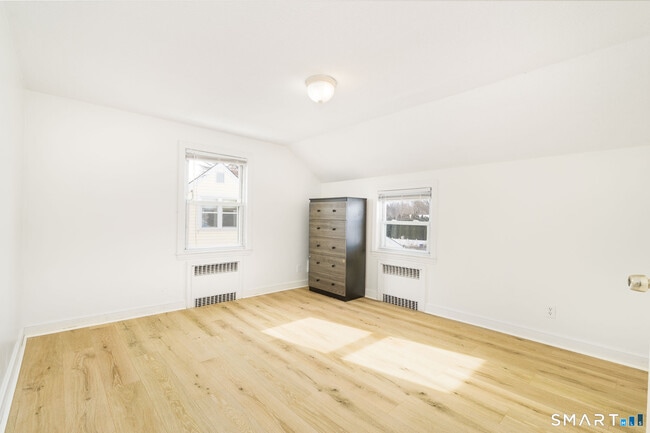 Building Photo - 783 Quaker Ln S