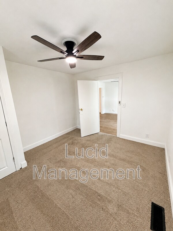 Building Photo - 1221 Vim Dr