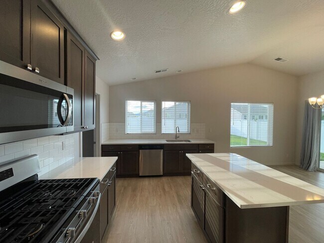 Building Photo - Hayden Rancher