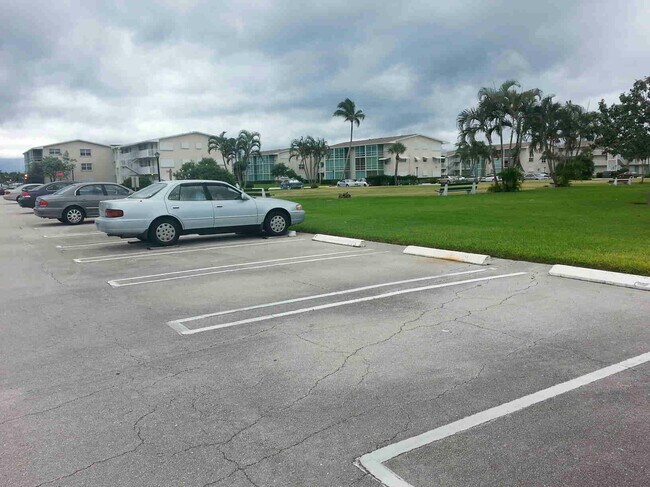 Building Photo - 300 Horizon W