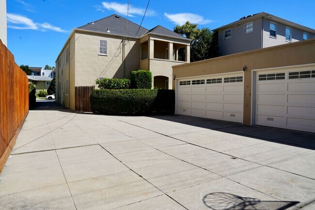 Building Photo - Charming & Spacious 3BR/2BA Lower-Level Home in Prime Baywood Location