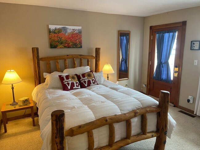 Building Photo - Beautiful furnished house in Stateline available now!