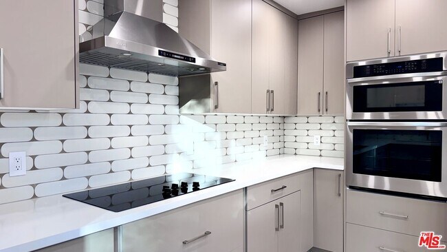 Building Photo - 414 N Palm Dr