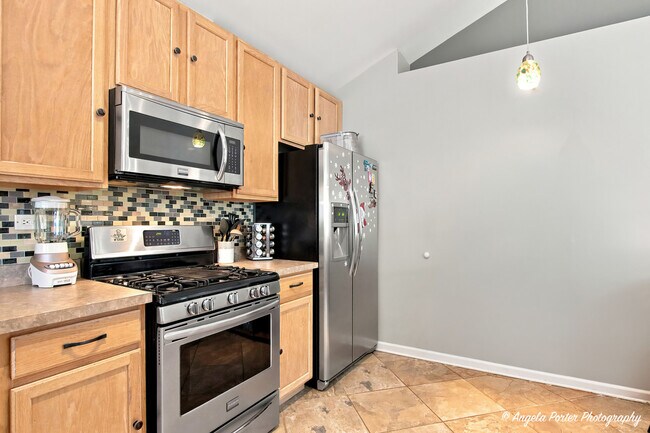 Building Photo - 649 S Parkside Dr