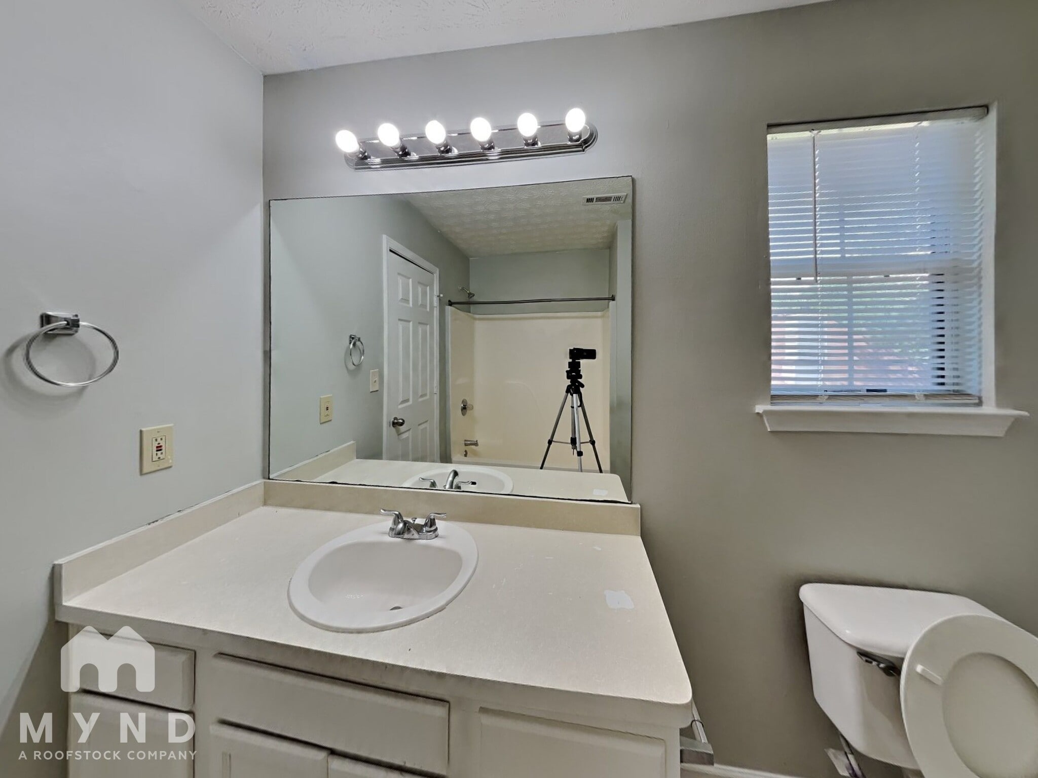Building Photo - 605 Kings Pl