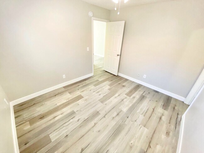 Building Photo - BEAUTIFUL 2 BED 2 BATH SECOND FLOOR CENTRAL LAS VEGAS CONDO