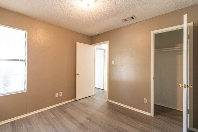 Building Photo - 701 Country Aire Dr