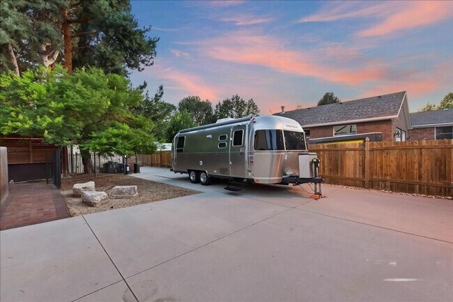 Building Photo - Luxury 5-Bedroom Home with Pool, Hot Tub &...