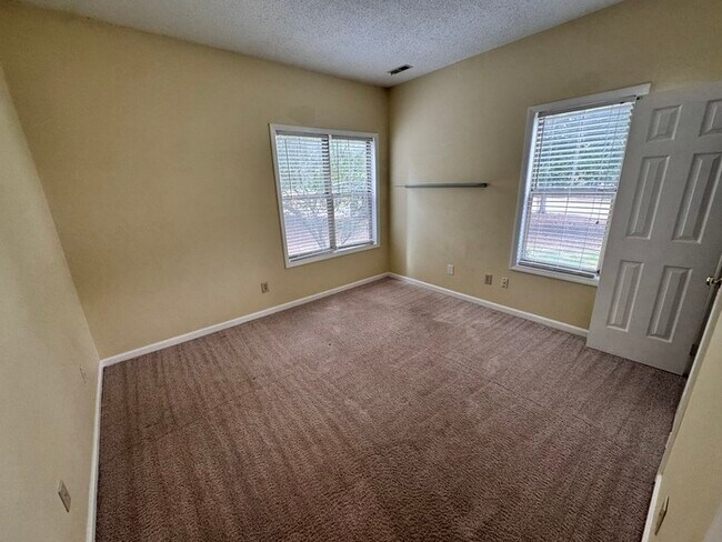 Building Photo - Beautiful Spacious 1st floor Condo! Amenit...