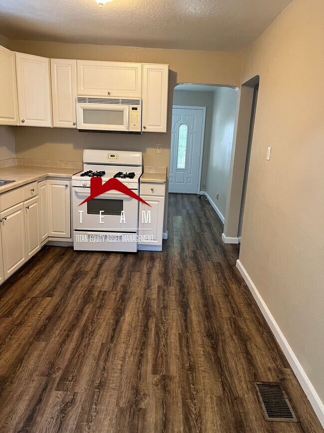 Building Photo - Charming first floor unit on the alley
